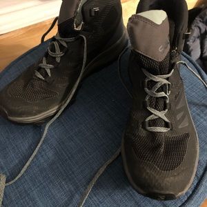 Like new! Salomon Outline Mid GTX W Womens Hiking Boot, Black/Magnet/Green